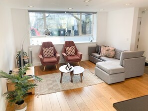 London's 3 Bedroom flat with private terrace & Free Wi-Fi in Holloway 