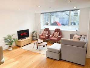 London's 3 Bedroom flat with private terrace & Free Wi-Fi in Holloway 