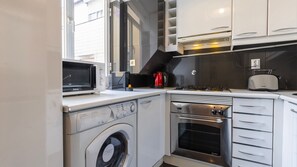 The kitchenette is fully equipped and ready for your home-cooked meals.
#homecooking #meals #lisbon #pt #portugal