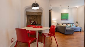 The dining area is for 3 people, where you can start your morning full of energy.
#sunny #mornings #lisbon #pt #portugal