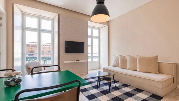The living room offers a comfortable sitting area and a modern dining area, with a great city view.
#comfort #design #cityview #portugal #pt #lisbon