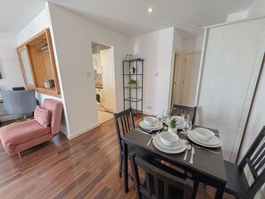 1 Bedroom flat with FREE Parking & Patio in Canary Wharf near London Museum