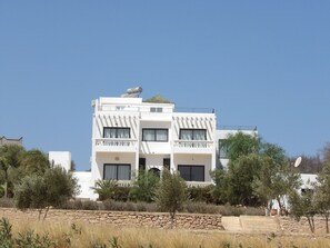 Recently renovated, air-conditioned house of 350 m² on a plot of 12,500 m² planted with carob and olive trees