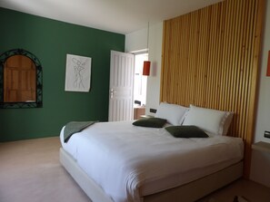Suite equipped with a King Size bed, on the 1st floor, with pool view and private bathroom, bathtub, shower, double sink, toilet