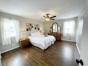 Queen sized bed (1)