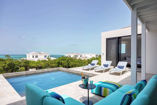 Pool & Terrace Luna / Pluto