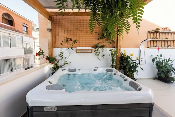 Outdoor spa tub