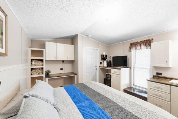 Indoors, Home Decor, Screen, Furniture, Rug
