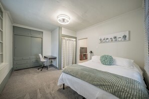 Bedroom w/ Queen Bed & Hotel Grade Linens