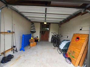 Welcome to your adventure HQ at Heron’s Nest! 🚲🎣 From bikes and fishing poles to giant Connect 4 and cornhole, this garage is loaded with lakeside fun. Grab a chair, pick a game, and let the good times roll! 🌞🎉