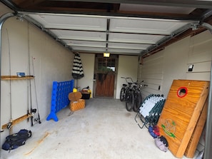 Welcome to your adventure HQ at Heron’s Nest! 🚲🎣 From bikes and fishing poles to giant Connect 4 and cornhole, this garage is loaded with lakeside fun. Grab a chair, pick a game, and let the good times roll! 🌞🎉