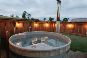 Hot Tub / whirlpool bath (Outdoor)