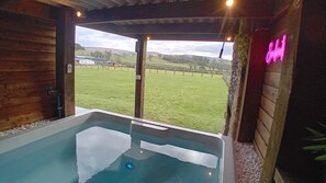 Hot Tub / whirlpool bath (Outdoor)