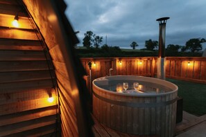 Hot Tub / whirlpool bath (Outdoor)