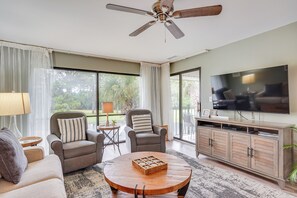 Living Room | Queen Sleeper Sofa | Smart TV | Free WiFi | Central Heating & A/C
