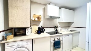 Fully equipped kitchen, with coffee maker, toaster, microwave, kettle and all the essential utensils to make you feel at home. A practical and functional space to prepare your meals in total comfort.