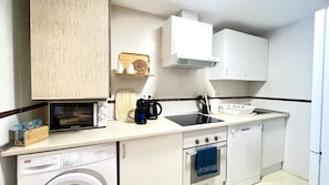 Fully equipped kitchen, with coffee maker, toaster, microwave, kettle and all the essential utensils to make you feel at home. A practical and functional space to prepare your meals in total comfort.