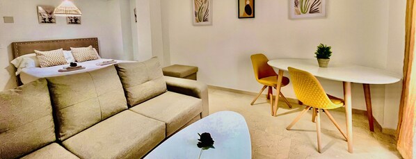 Spacious dining room that combines comfort and space, perfect for relaxing or sharing a meal in good company. A bright and welcoming place, ideal for enjoying your free time.