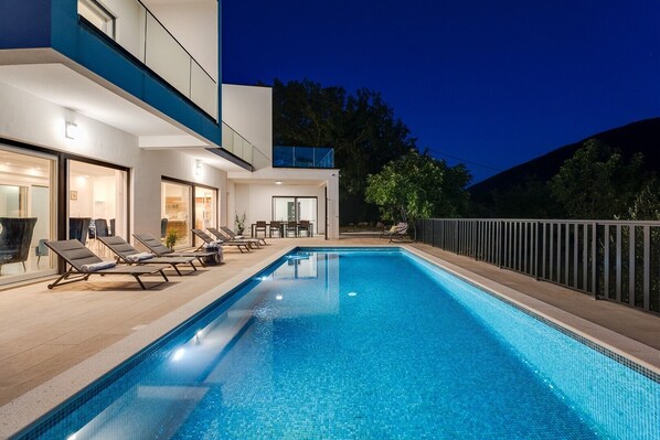  Large sun deck area with eight deck chairs, an outdoor shower,