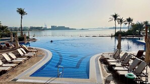 Huge swimming pool in the residence, at 29°C all year long
