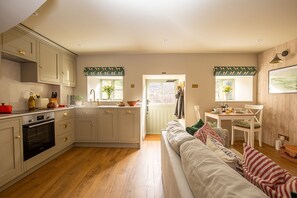 The Coach House Kitchen - StayCotswold