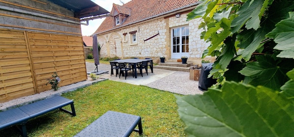 Cour à l'arrière de la maison.