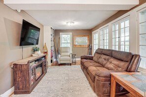 Living Room | 1st Floor | Smart TV | Free WiFi | Central A/C & Heating