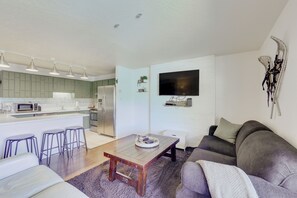 Living Room | Smart TV | Central A/C | Free WiFi