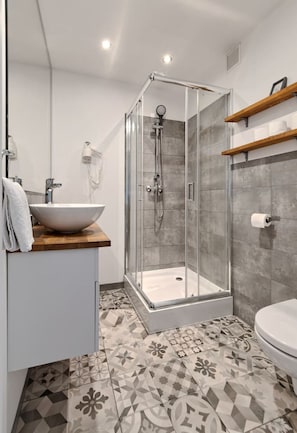 Shower | Book Now with RENTUJEMY.COM
