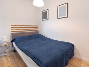 Bedroom with Queen Bed | Book Now with RENTUJEMY.COM