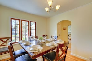 Dining Room | Free WiFi | Central Air Conditioning/Heat