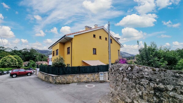 Facade/entrance