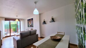 Living room,Dining area,Garden view