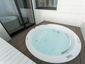 [93 (suite room)] Semi-open-air jacuzzi bath for exclusive use of room 93 (*not a hot spring)