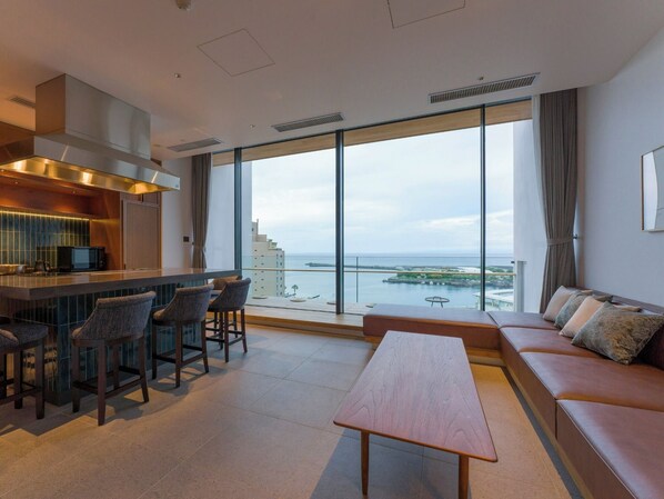 [93 (suite room)] A special space surrounding the island kitchen