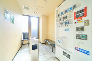 ・[Smoking area] There is a smoking area and a cigarette vending machine on the 1st floor.