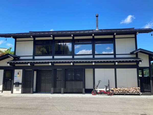・[Exterior] An old house built in 1934 that was restored by local craftsmen