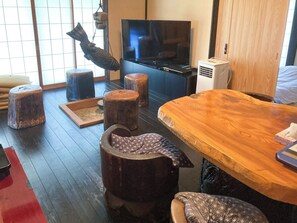 ・[Living room] Enjoy lively conversation around the hearth, a feature of old houses.