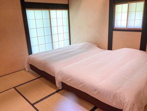 ・[Japanese-style room on the first floor] Even those who are not used to futons can enjoy a comfortable sleep on this bed.