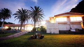 ・Only 90 minutes from the city center. A luxurious location with the sea right in front of you, without any roads between you