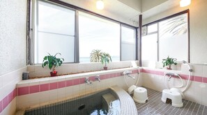 ・Enjoy the sodium bicarbonate spring, known for its skin-beautifying properties