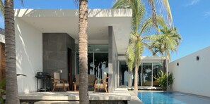 The house has everything you could want: a private pool, beach access, and excellent finishes