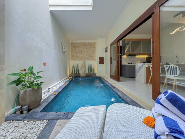 Indoor/outdoor pool