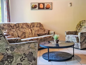 Möbel, Flooring, Fussboden, Interior Design, Couch, Wohnzimmer, Zimmer, Zuhause, Kaffetisch, Komfort