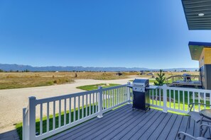 Deck | Mountain View | Gas Grill | Single-Story Tiny Home