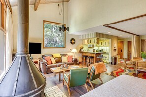 Living Area | Smart TV
