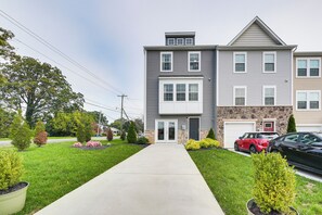 Townhome Exterior | Keyless Entry | 2 Mi to Hollywood Casino