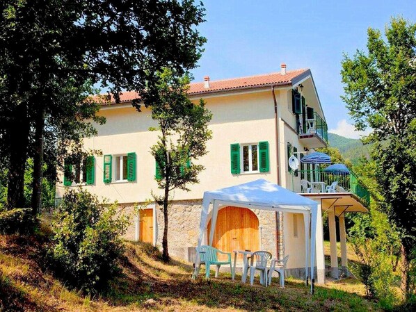 Außenseite Ferienhaus [Sommer]