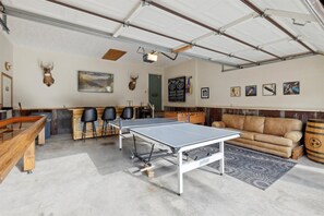 Gameroom with Bar 