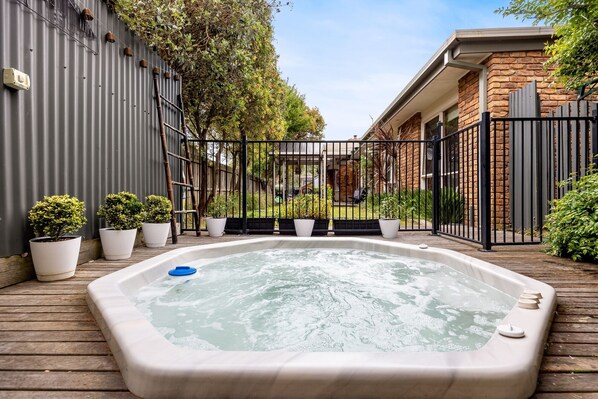Outdoor spa tub